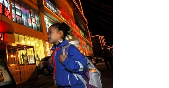 Huang, dansează într-un club ca să-şi ajute părinţii bolnavi