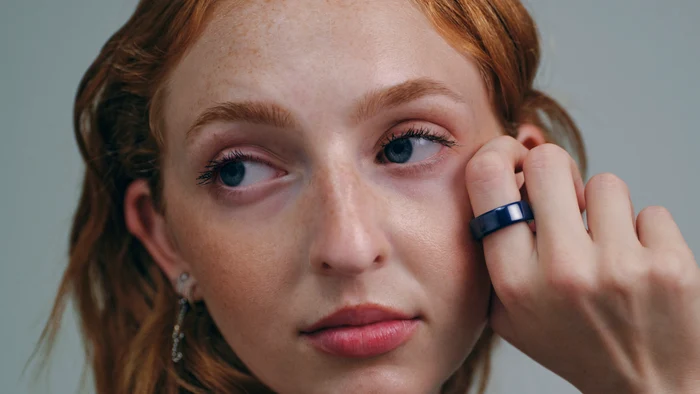 ŌURA ring, femeie care poarta inel