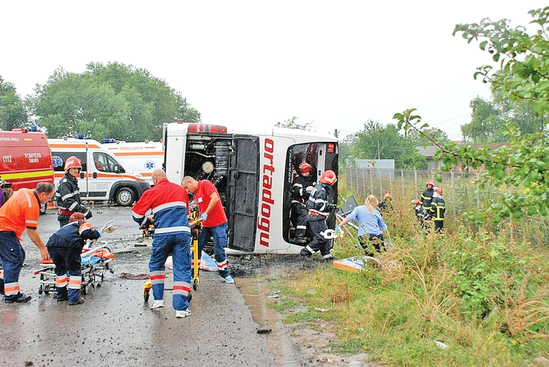 Răniţii au fost duşi  la spitalele din zonă
