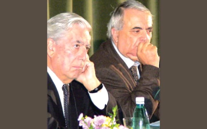 Vargas Llosa, la Neptun, în 2005, alături de Nicolae Manolescu