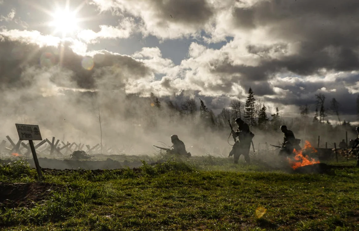 Reconstituire a unei scene de război FOTO EPA-EFE