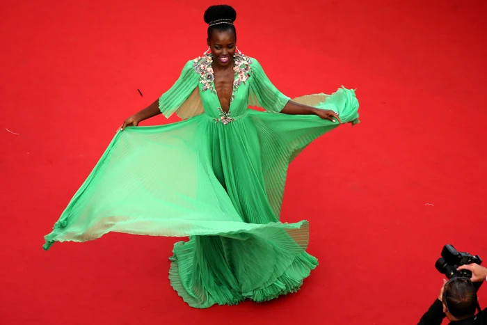 
    Cannes 2015: Lupita Nyong'o a făcut valuri cu rochia ei verdefoto: Getty Images  