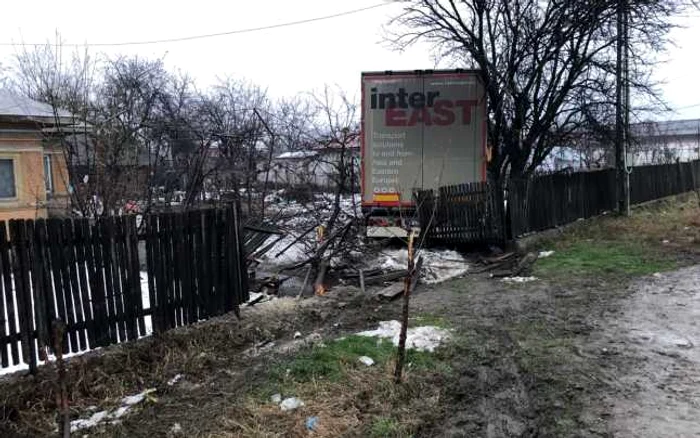 Pietonii sunt în afara oricărui pericol. Este vorba de o femeie de 29 ani şi un bărbat de 47 de ani, care se aflau în afara părţii carosabile.