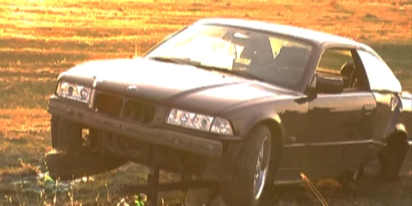 Autovehiculul s-a înfipt într-o cruce aflată pe marginea drumului