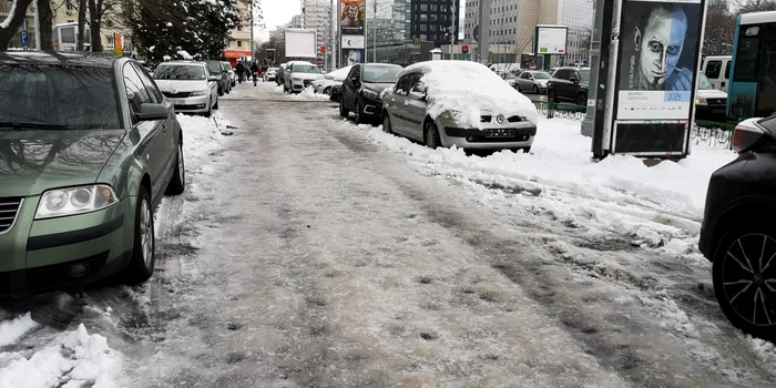 În această dimineață, zăpada necurățată de pe trotuare se formase în gheață 