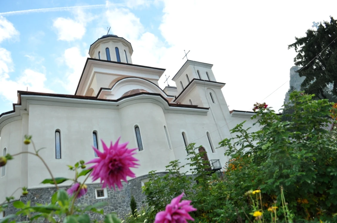Lăcașul de cult ridicat într-un loc unic FOTO Mănăstirea Caraiman