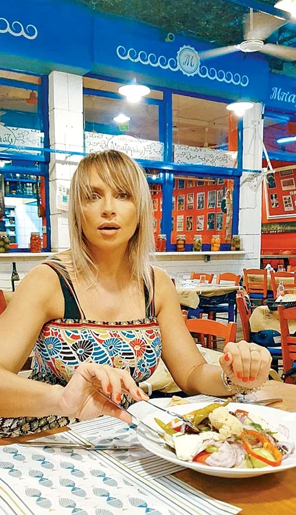 A mâncat fructe  oleaginoase în  ciocolată şi multe  alte bunătăţi  greceşti