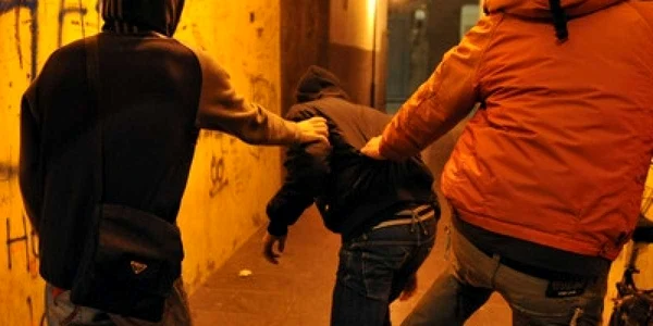 Cei doi au şi-au bătut victimele şi le-au lăsat fără bani