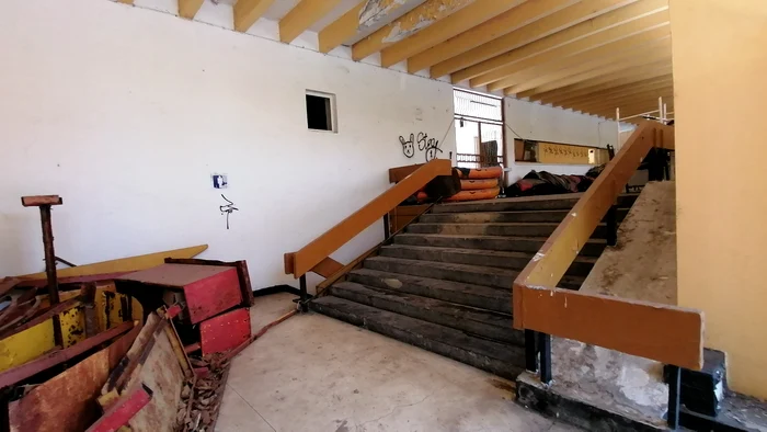 Și-n interior, și-n exterior buruienile și mucegaiul au pus stăpânire pe mobilier și pe clădire