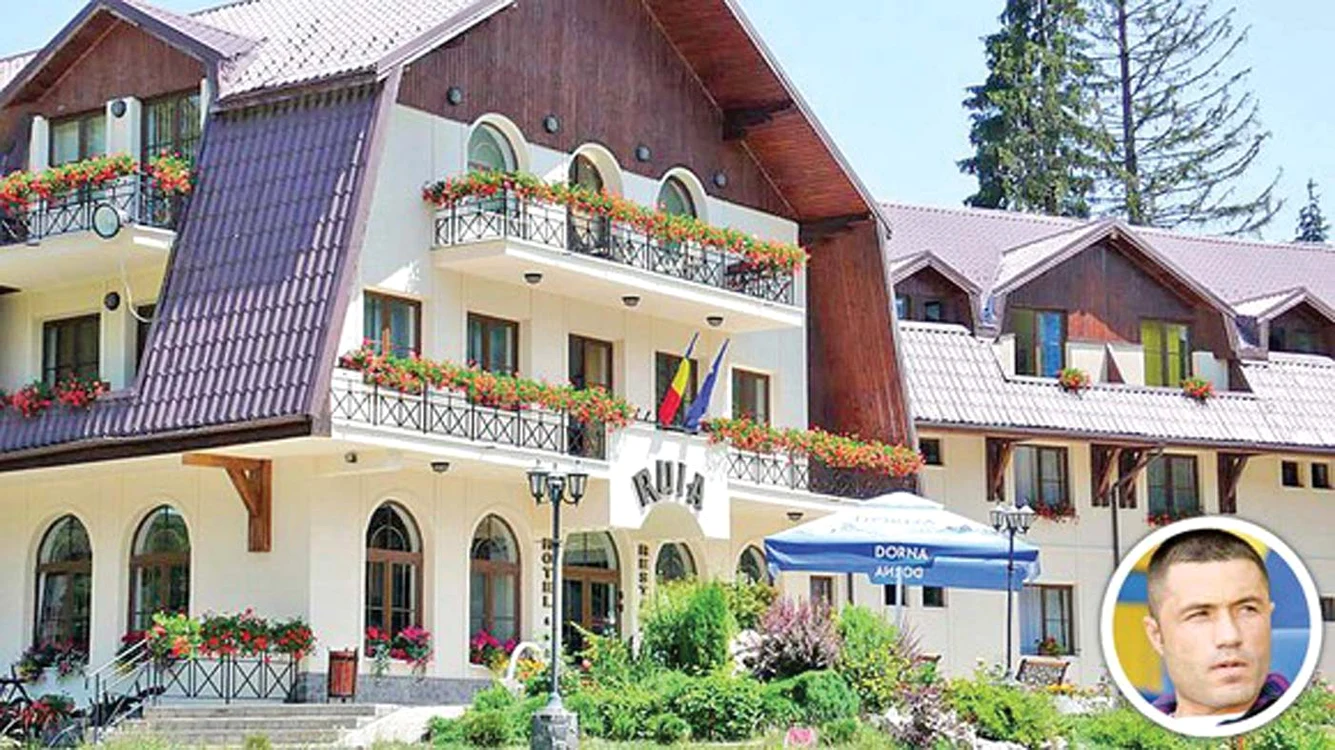 Cobra face bani frumoși din resortul aflat la munte