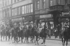 1919: Cum au agățat soldații români opinca pe Parlamentului din Budapesta png