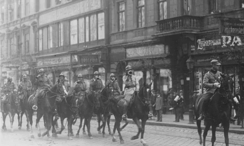 1919: Cum au agățat soldații români opinca pe Parlamentului din Budapesta png