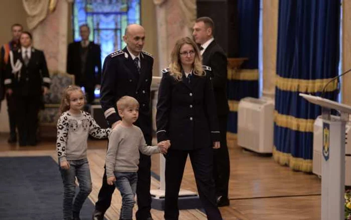 Elena Vezeteu şi cei doi copii ai poliţistului Sorin Vezeteu. FOTO Mediafax/ Alexandru Dobre