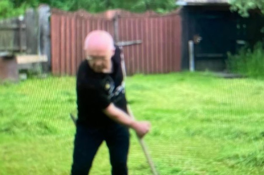 Emil Boc în acțiune, la țară. În ce ipostază s-a filmat edilul din Cluj și cum au reacționat internauții VIDEO