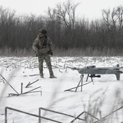 Soldati ucraineni  dronă   câmp inzapezit FOTO EPA EFE jpg