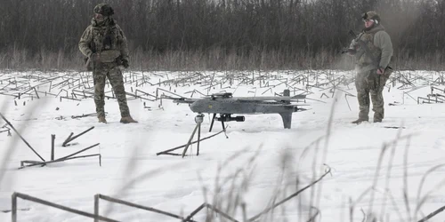 Soldati ucraineni dronă câmp inzapezit FOTO EPA EFE jpg