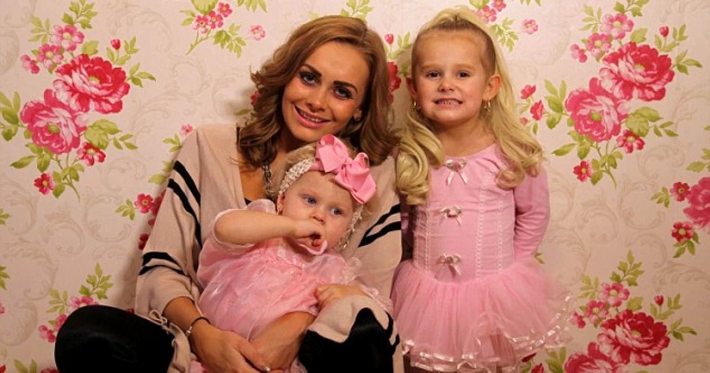 Sophie-May este aspru criticată pentru felul în care îşi creşte fetiţele, însă nu consideră că face ceva greşit. FOTO Daily Mail