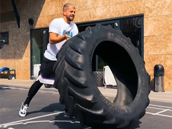 Speak face sport intens în aer liber, după ce sala la care merge a amenajat afară toate cele necesare