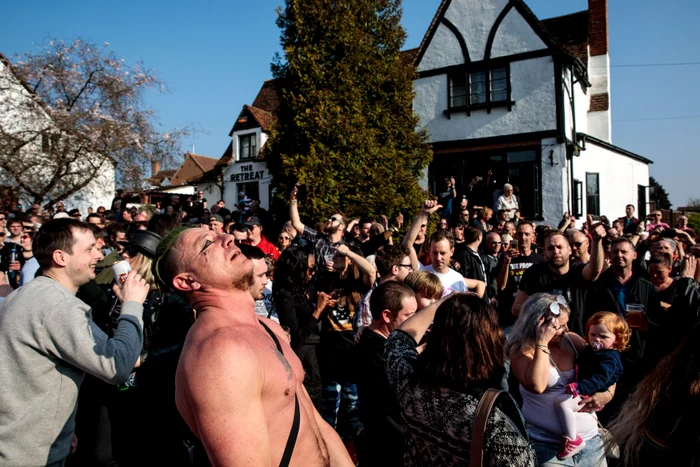 Sute de fani din întreaga lume au venit la înmormântare solistului de la The Prodigy