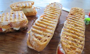 sandvisuri cu mozzarella presata si rosii jpeg
