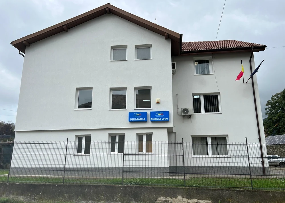 Primăria care a rămas fără sediu, după ce ANAF a pus sechestru pe clădire. Cum s-a ajuns în această situaţie