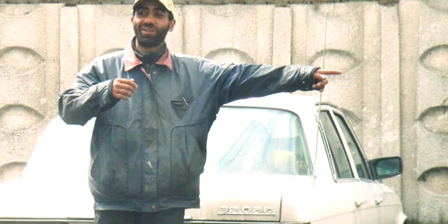 În faţa supermagazinelor se întâlnesc mulţi „dispeceri“