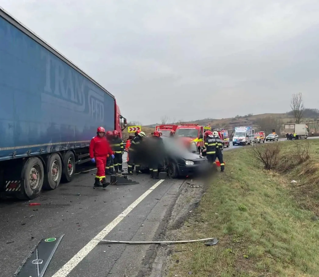 Cinci persoane au murit în urma coliziunii violente dintre două camioane și un autoturism, în județul Cluj