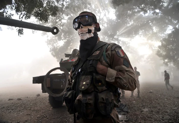 Masca purtată de un soldat francez mobilizat în oraşul Niono din Mali a stârnit reacţii dure. FOTO: AFP