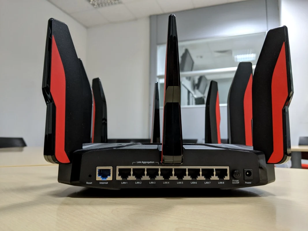 Router TP-Link Archer C5400X FOTO Adrian Pogîngeanu