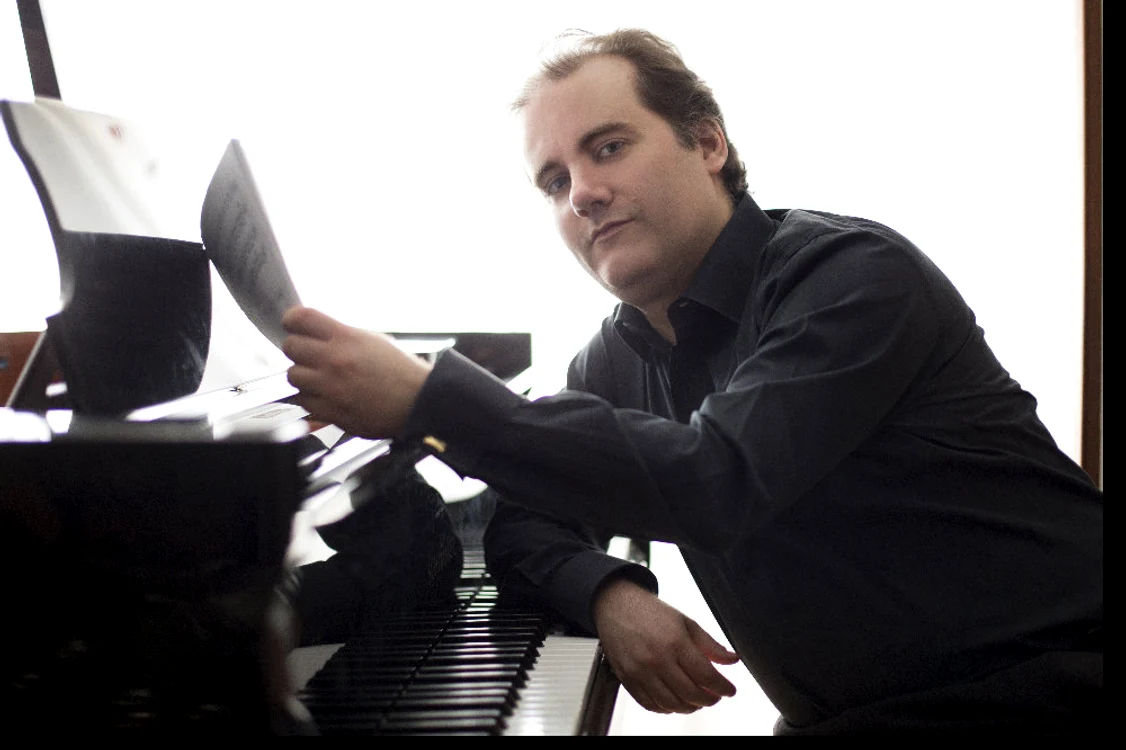 Pianistul Josu de Solaun pe scena Sălii Radio jpeg