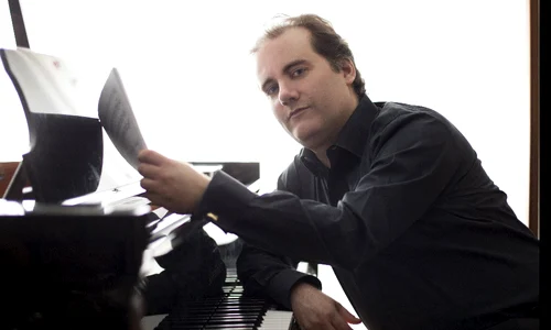 Pianistul Josu de Solaun pe scena Sălii Radio jpeg