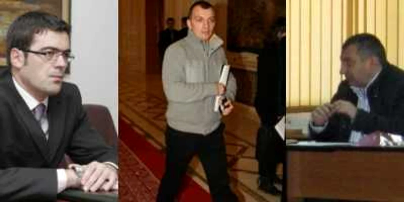 Codruţ Olaru (stânga) şi procurorul Sorin Cărare (dreapta) l-au scăpat pe deputatul Boldea (mijloc)