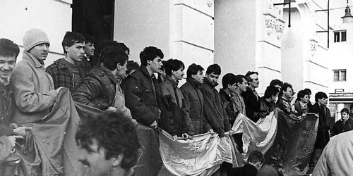 Tineri Buzoieni în faţa Palatului Comunal pe data de 22 decembrie 1989