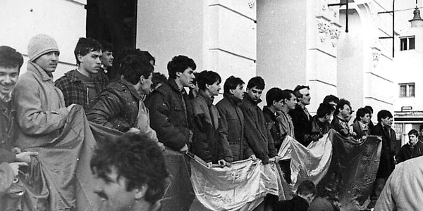 Tineri Buzoieni în faţa Palatului Comunal pe data de 22 decembrie 1989