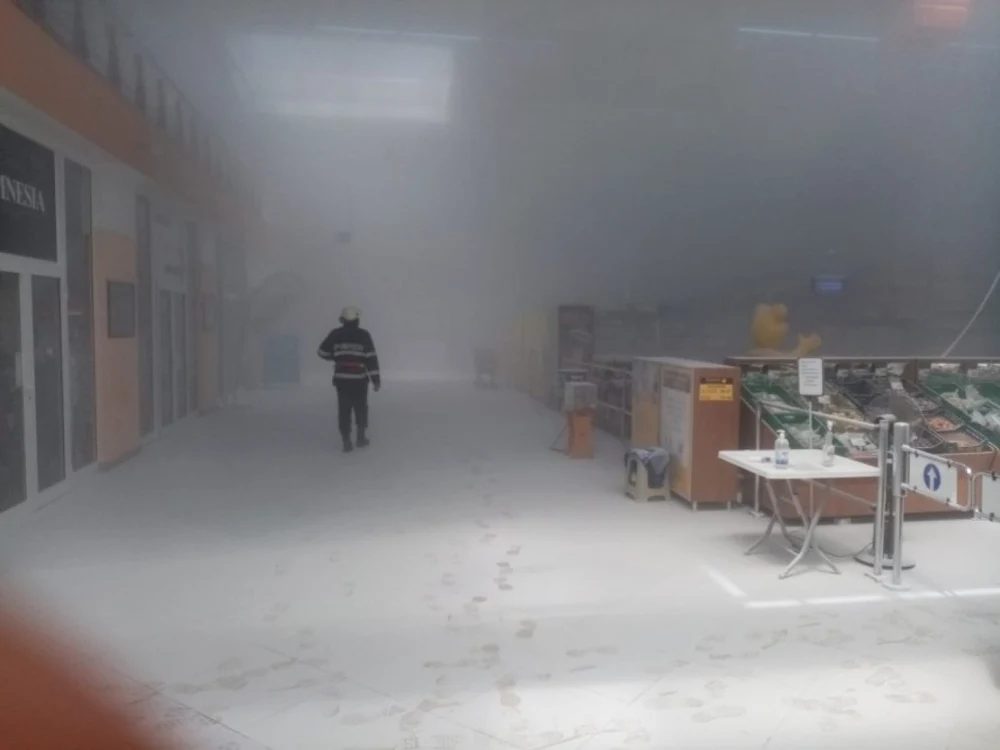 Aşa arăta interiorul complexului comercial la intervenţia ISU Harghita FOTO ISU Harghita