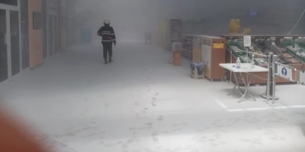 Aşa arăta interiorul complexului comercial la intervenţia ISU Harghita FOTO ISU Harghita