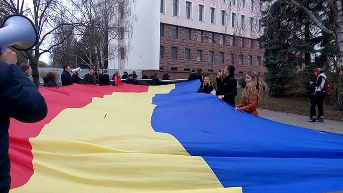 protest la parlament tricolorul impotriva declaratiilor lui dodon