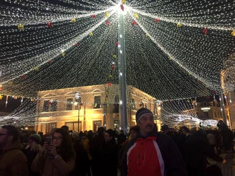 Iluminatul public festiva fost aprins în Craiova în această seară