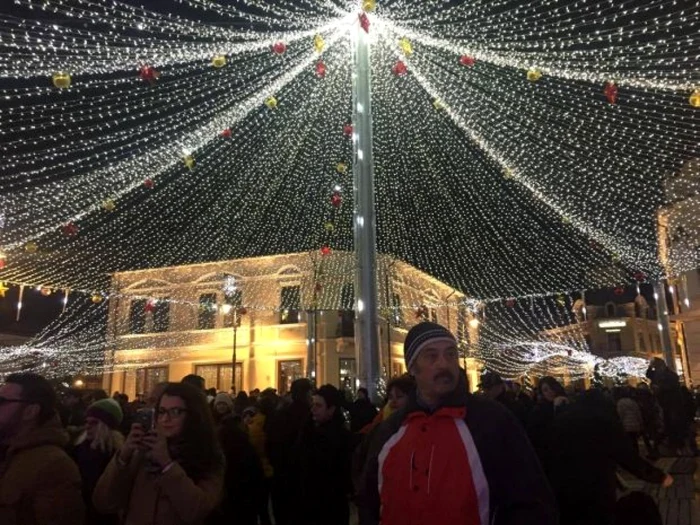 Iluminatul public festiva  fost aprins în Craiova în această seară