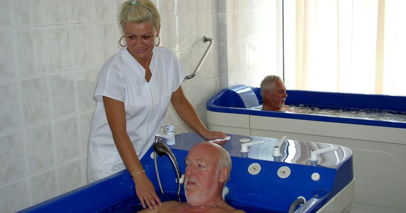 Pensionarii pun mult în balanţă nevoia de tratament şi teama de virus FOTO: arhiva Adevărul