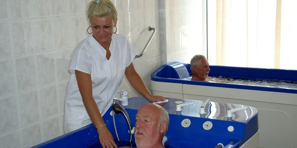 Pensionari la tratament balnear. Foto