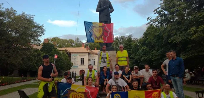 Marşul Centenarului, Caravana Unirii, Flacăra Unirii la Râmnicu Vâlcea, sub statuia lui Mircea cel Bătrân, Foto: Daciana Stoica