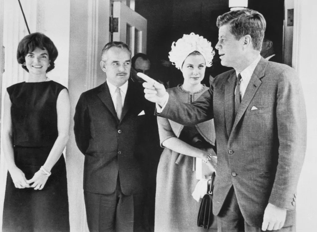 Prințul Rainier Grace Kelly Kennedy și Jackie GettyImages 514901286 jpg