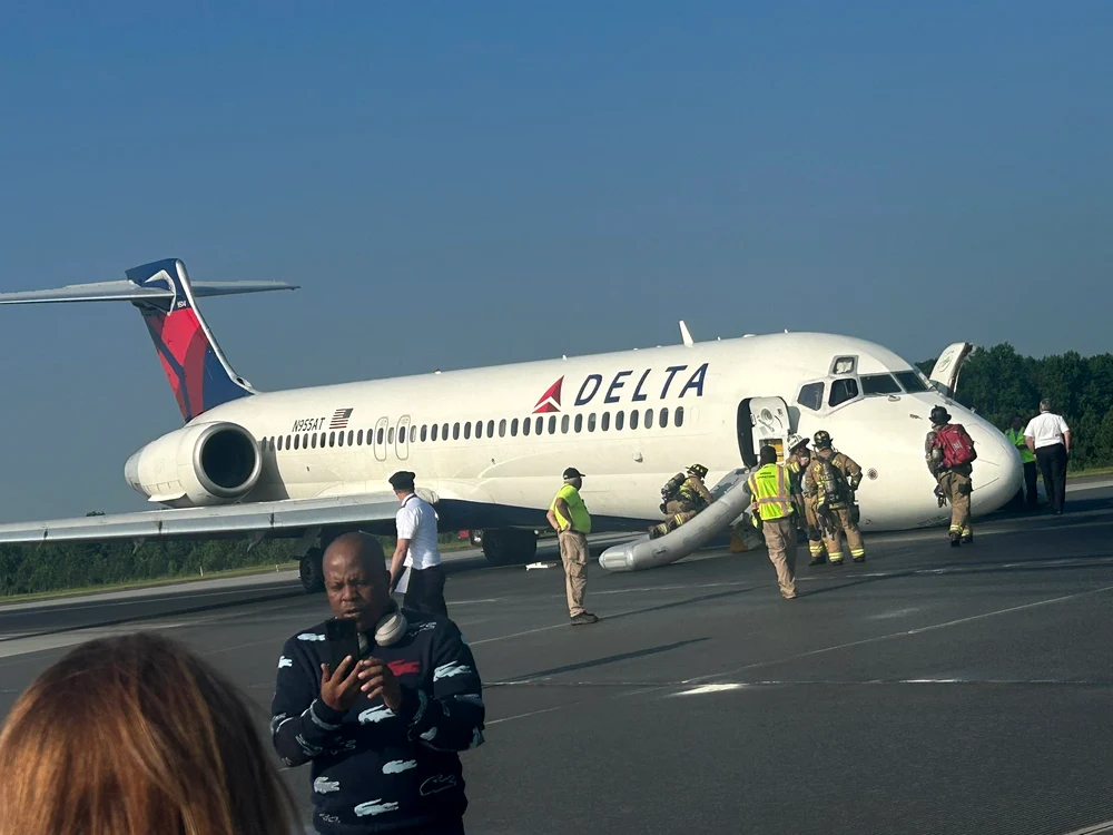 Avionul a aterizat forțat FOTO: Twiiter/Breaking Aviation News & Video