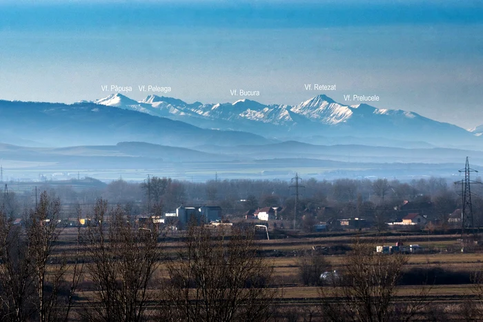Creasta Retezatului, văzută de la Alba Iulia FOTO Daniel Morar