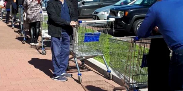 Cozile la supermarketurile din Roma în timpul pandemiei de coronavirus Foto Alex Bacanov