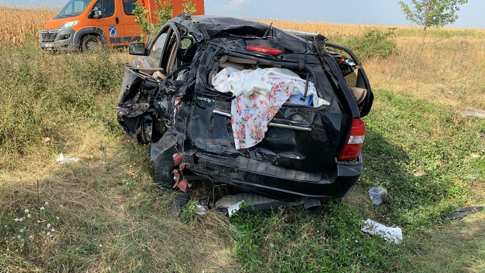 Accident pe cel mai periculos drum din România. Mașină izbită de un camion și aruncată pe câmp