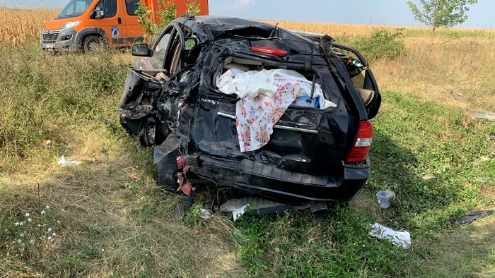 Autoturismul a fost lovit în spate și aruncat pe câmp. SURSA IPJ Buzău