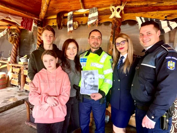 Comisarul Şiclovan (în centrul imaginii) s-a implicat altruist în ajutorarea refugiaţilor FOTO Poliţia Neamţ