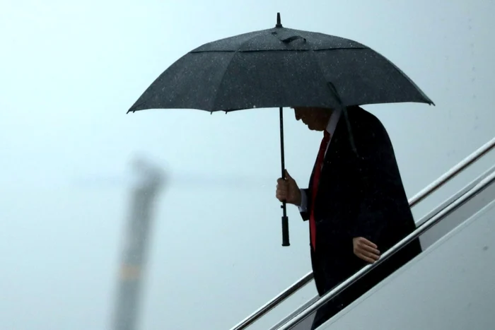 Donald Trump coborând din Air Force One la baza aeriană Andrews/ Foto: EPA